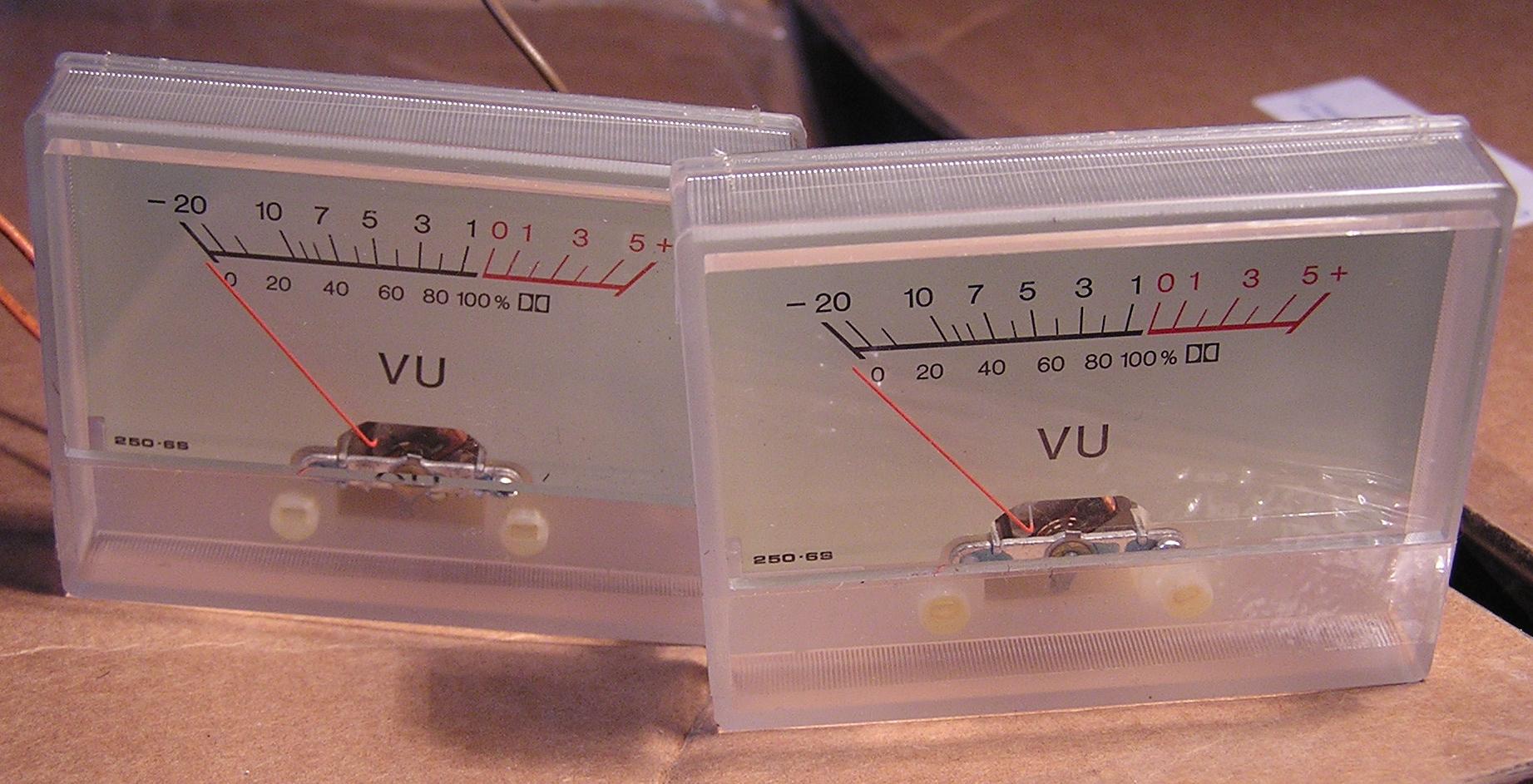 VU (volume) gauge, L/R, white